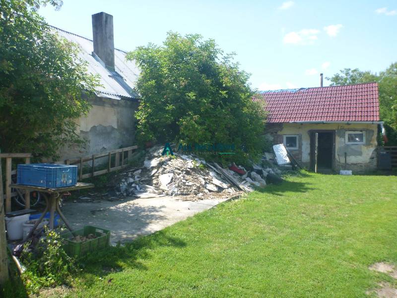 Na predaj rodinný dom so spoločným dvorom Vysoká pri Morave  - Záhrada rodinného domu na Hlavnej ulici vo Vysokej pri Morave, kopy stavebného materiálu.