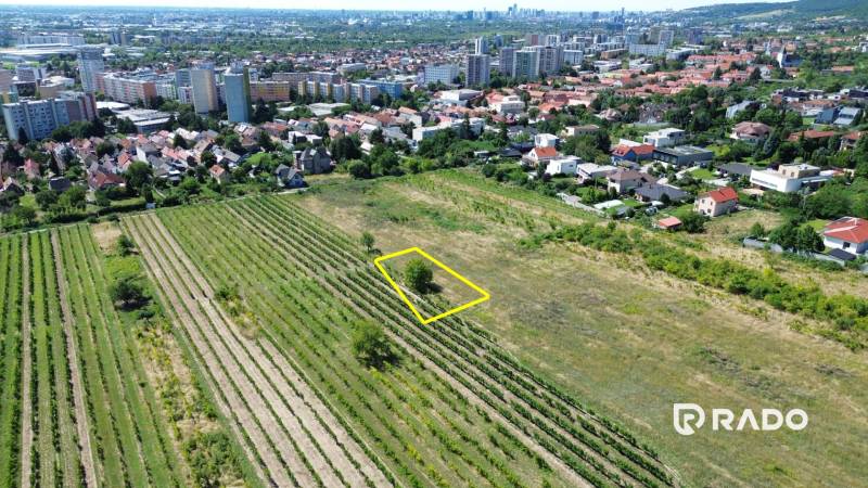 Stavebný pozemok 545m2 | Fongy - Rača - Letecký pohľad na pozemky na bývanie v Bratislave - Rači s výhľadom na mesto.