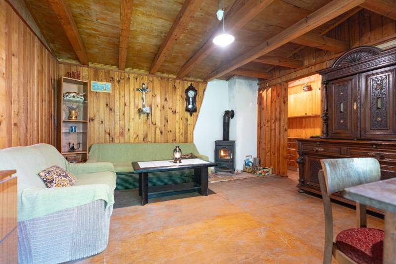Chata s pekným pozemkom - Košice - Rekreačný areál Čičky - Interiér chaty s dreveným obložením, gaučom, pecou a vintage nábytkom.