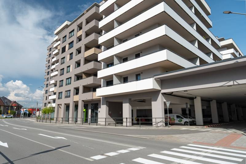 NA PRENÁJOM 1+KK byt, Košice - ALBELLI REZIDENCIA   - Moderná budova s balkónmi na ulici Alvinczyho, vhodná pre 1-izbový byt.