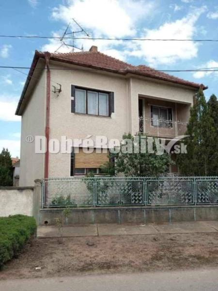 Na predaj 5-izb.poschodový rodinný dom vo Dvoroch nad Žitavou len 7 km - Rodinný dom v Dvoroch nad Žitavou na ulici Dvory nad Žitavou s plechovým plotom.