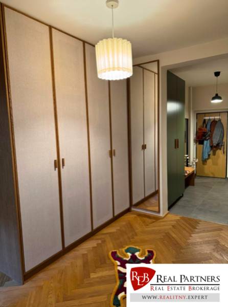 Prenájom 4izb-byt, Bratislava-Karlova Ves - Predsieň so vstavanou skriňou a zrkadlom v 4-izbovom byte.