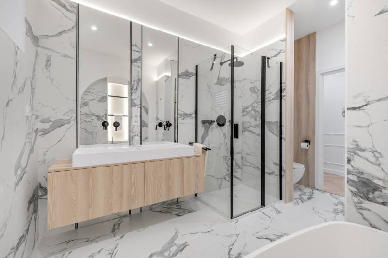 THE HOME ︱ PREDAJ - designový 5-izbový rodinný dom v Chorvátskom Grob - Kúpeľňa v rodinnom dome s mramorovými obkladmi a skleneným sprchovým kútom.