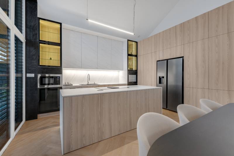 THE HOME ︱ PREDAJ - designový 5-izbový rodinný dom v Chorvátskom Grob - Kuchyňa v rodinnom dome s ostrovčekom, vstavanými spotrebičmi a svetlými drevenými povrchmi.