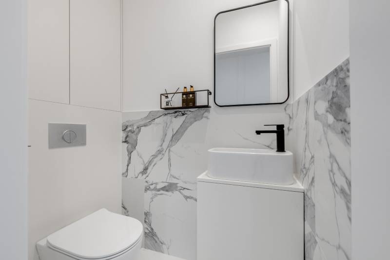 THE HOME ︱ PREDAJ - designový 5-izbový rodinný dom v Chorvátskom Grob - Mramorový obklad a závesné WC so vstavanou skrinkou v kúpeľni, Rodinný dom.