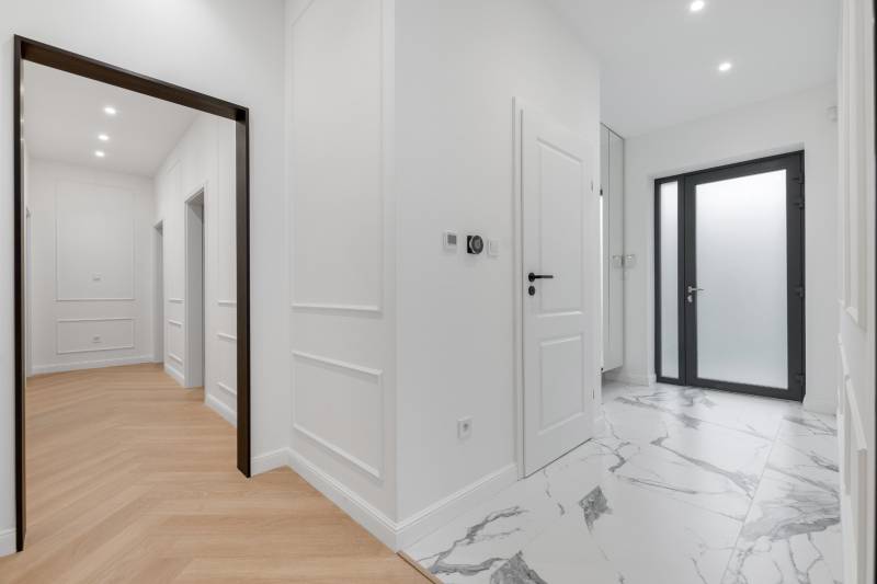 THE HOME ︱ PREDAJ - designový 5-izbový rodinný dom v Chorvátskom Grob - Svetlá predsieň s keramickou dlažbou, drevené parkety, dvere v rodinnom dome.