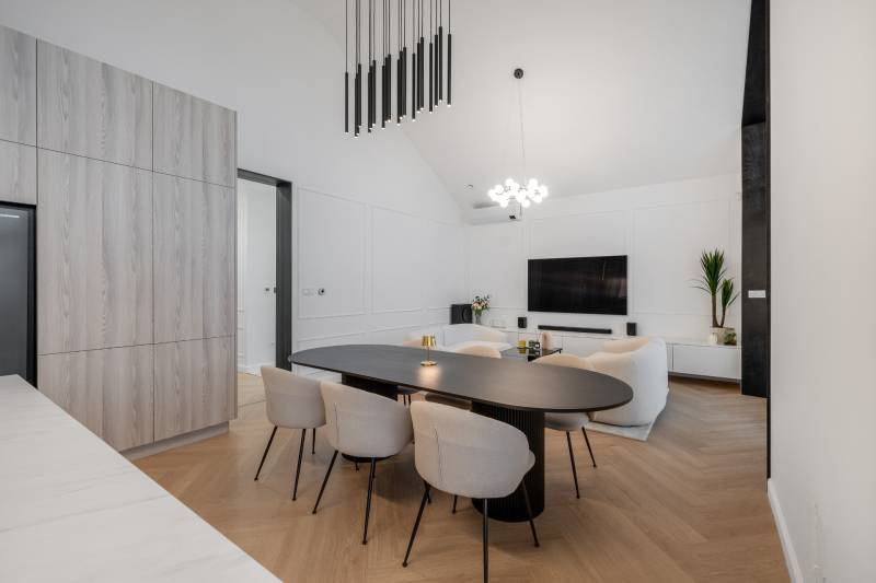 THE HOME ︱ PREDAJ - designový 5-izbový rodinný dom v Chorvátskom Grob - Jedáleň v rodinnom dome s oválnym stolom, pohodlnými stoličkami a televízorom na stene.