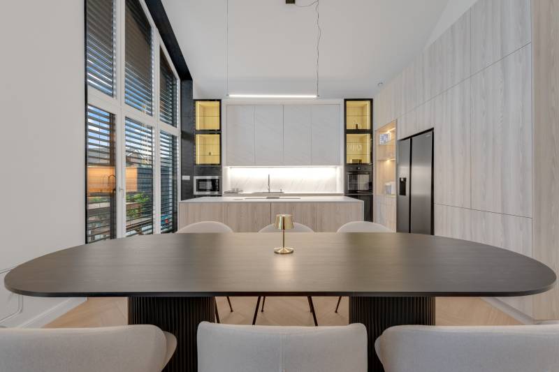 THE HOME ︱ PREDAJ - designový 5-izbový rodinný dom v Chorvátskom Grob - Kuchyňa v rodinnom dome s jedálenským stolom, svetlami a vstavanými spotrebičmi.