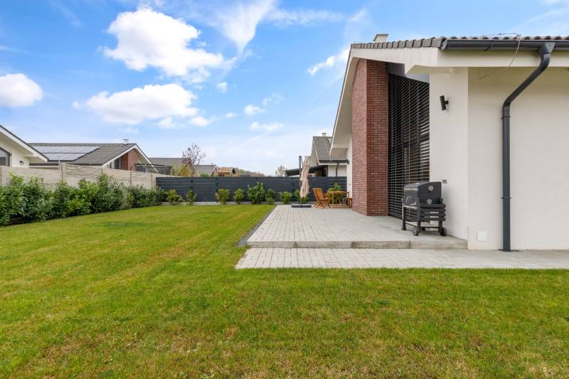 THE HOME ︱ PREDAJ - designový 5-izbový rodinný dom v Chorvátskom Grob - Záhrada rodinného domu na Jastrabej ulici v Chorvátskom Grobe s terasou a grilom.