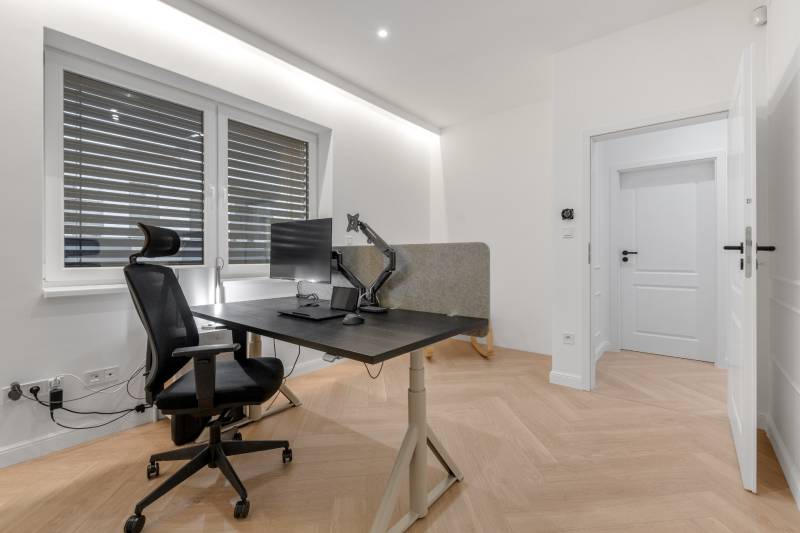 THE HOME ︱ PREDAJ - designový 5-izbový rodinný dom v Chorvátskom Grob - Pracovný kútik s písacím stolom, otočnou stoličkou a počítačom v rodinnom dome.