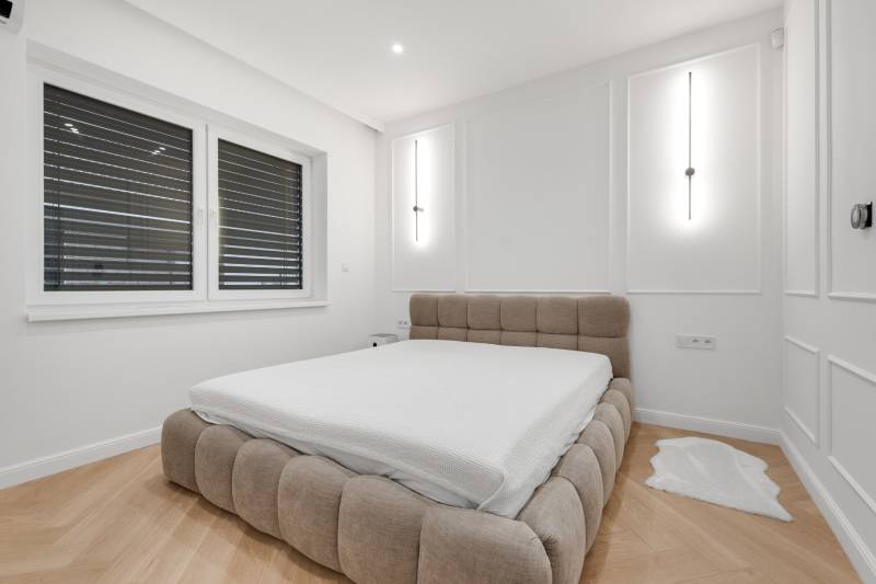 THE HOME ︱ PREDAJ - designový 5-izbový rodinný dom v Chorvátskom Grob - Spálňa v rodinnom dome s pohodlnou čalúnenou posteľou a drevenou podlahou.