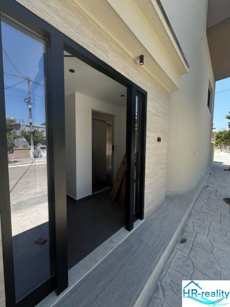 Ksamil – luxusné zariadené apartmány v Maledivách Európy - Vstup do Rekreačného apartmánu v Ksamil má presklené dvere a svetlý interiér.