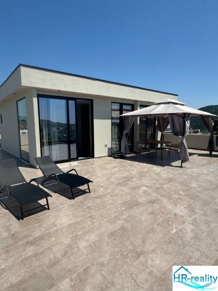 Ksamil – luxusné zariadené apartmány v Maledivách Európy - Rekreačný apartmán v Ksamil s terasou, lehátkami a záhradným altánkom pre oddych.