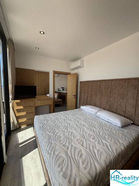 Ksamil – luxusné zariadené apartmány v Maledivách Európy - Spálňa v Rekreačnom apartmáne s manželskou posteľou, vstavanou skriňou a klimatizáciou.