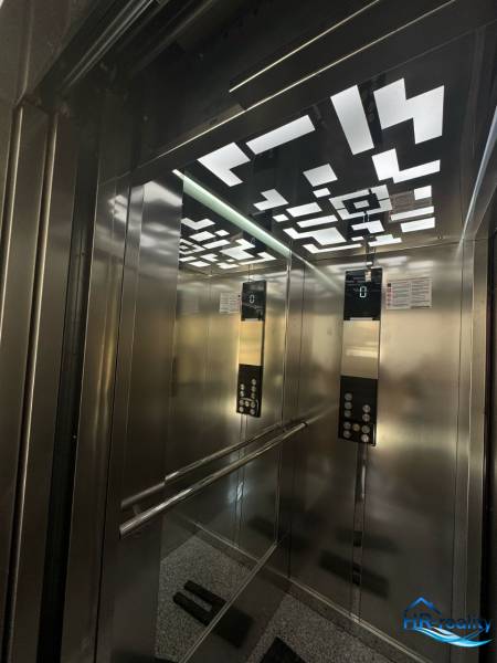 Ksamil – luxusné zariadené apartmány v Maledivách Európy - Interiér výťahu s moderným osvetlením a zrkadlami v Rekreačnom apartmáne.