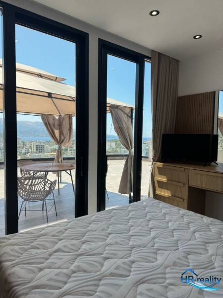 Ksamil – luxusné zariadené apartmány v Maledivách Európy - Interiér Rekreačného apartmánu s posteľou, skriňou a terasou s výhľadom na more.