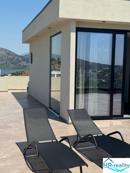 Ksamil – luxusné zariadené apartmány v Maledivách Európy - Terasa rekreačného apartmánu v Ksamil s výhľadom na hory a dve lehátka.