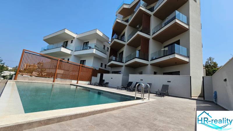 Ksamil – luxusné zariadené apartmány v Maledivách Európy - Rekreačný apartmán v Ksamile s bazénom a veľkou terasou na relax.