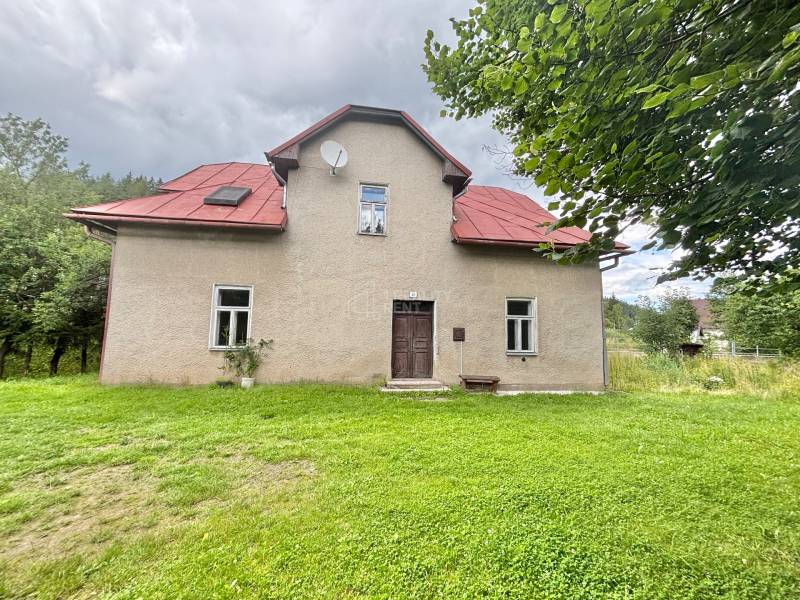 Predaj pôvodného charizmatického domu v Makove - Rodinný dom v Centre, Makov, obklopený trávnatým pozemkom so stromami.
