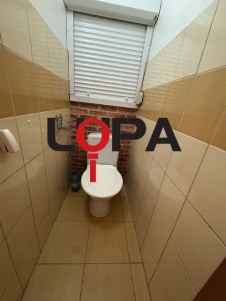 3izb. čiastočne rekonštruovaný byt, sídlisko JUH, Nové Zámky - WC priestor v 3-izbovom byte s hnedými kachličkami a oknom.