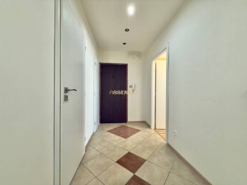 - EXKLUZÍVNE - PREDAJ - 3,5 IZBOVÝ BYT - LEVICE - Chodba so vstupnými dverami a dlažbou v 4-izbovom byte.