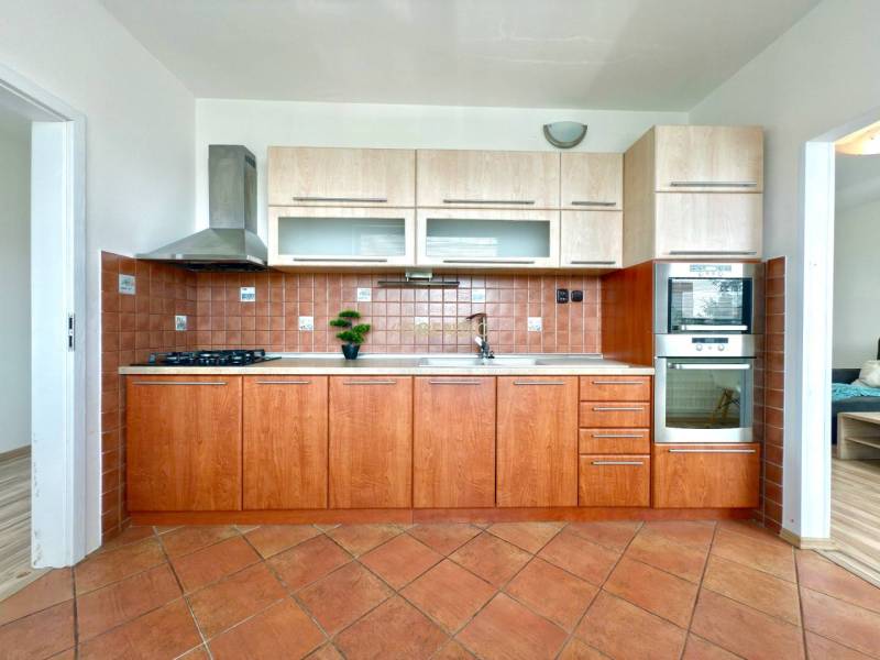 - EXKLUZÍVNE - PREDAJ - 3,5 IZBOVÝ BYT - LEVICE - Kuchynská linka s plynovým sporákom a vstavanou rúrou v 4-izbovom byte.