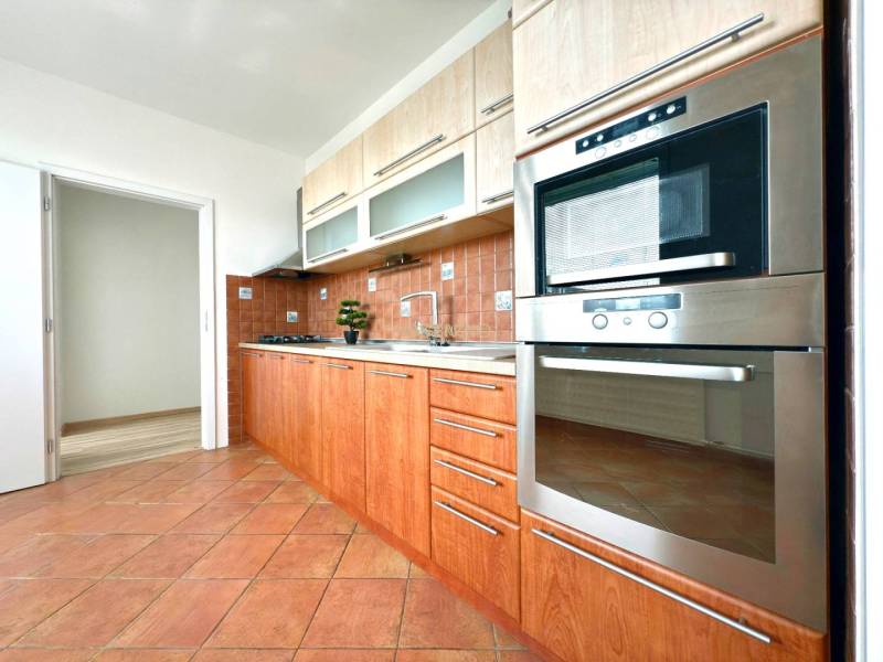 - EXKLUZÍVNE - PREDAJ - 3,5 IZBOVÝ BYT - LEVICE - Kuchynská linka s rúrou a mikrovlnkou v 4-izbovom byte.