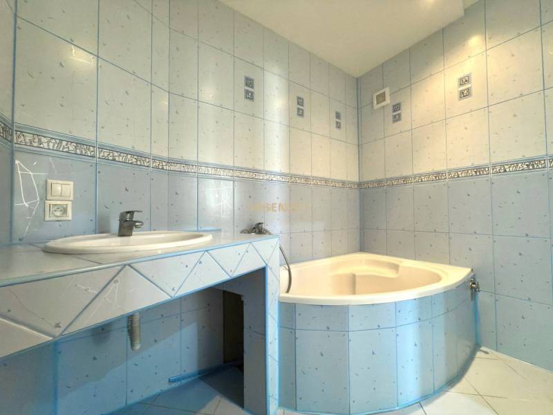 - EXKLUZÍVNE - PREDAJ - 3,5 IZBOVÝ BYT - LEVICE - Kúpeľňa so svetlomodrými obkladmi a rohovou vaňou v 4-izbovom byte.