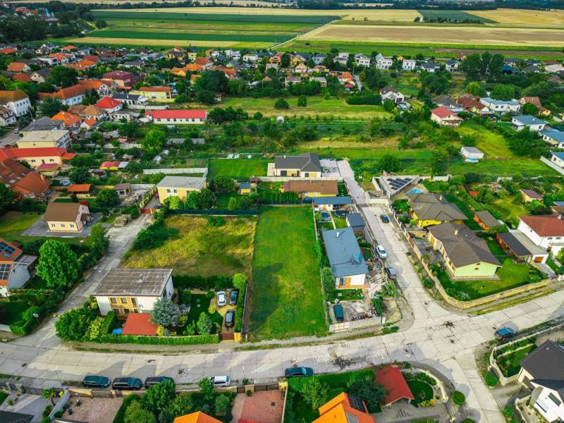 Priestranný pozemok neďaleko Bratislavy - Letecký pohľad na domy a pozemky - bývanie v Novej Dedinke na Majerskej ulici.