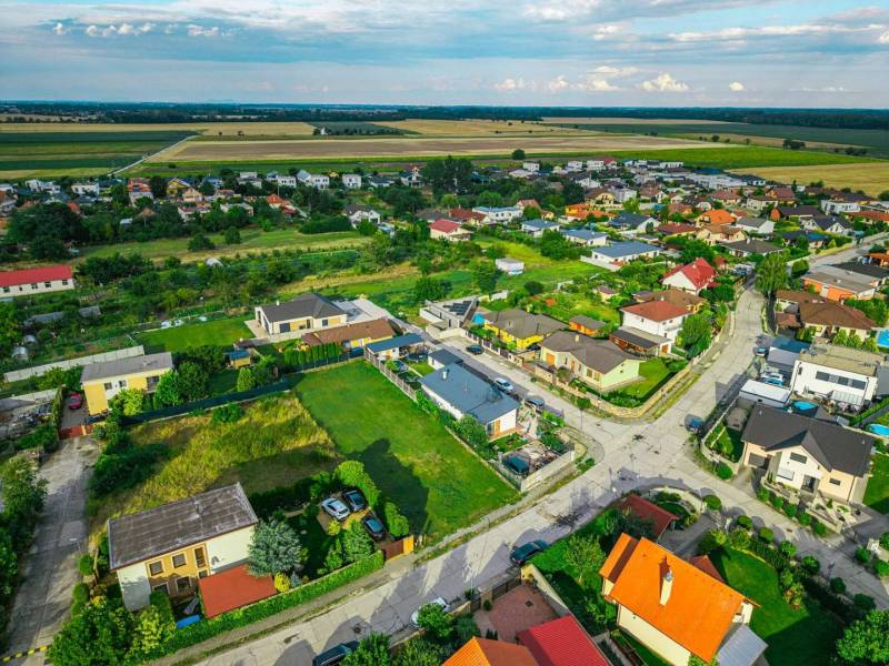 Priestranný pozemok neďaleko Bratislavy - Letecký pohľad na rodinné domy a záhrady v lokalite Nová Dedinka, Majerská, Pozemky - bývanie.