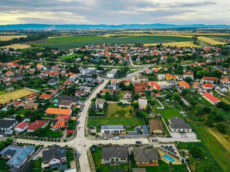 Priestranný pozemok neďaleko Bratislavy - Letecký pohľad na domy a pozemky určené na bývanie v Novej Dedinke na Majerskej ulici.