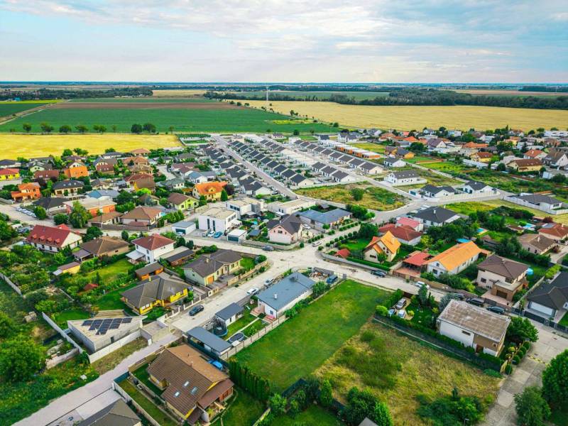Priestranný pozemok neďaleko Bratislavy - Pohľad z vtáčej perspektívy na obytné domy na Majerskej v Novej Dedinke, pozemky - bývanie.