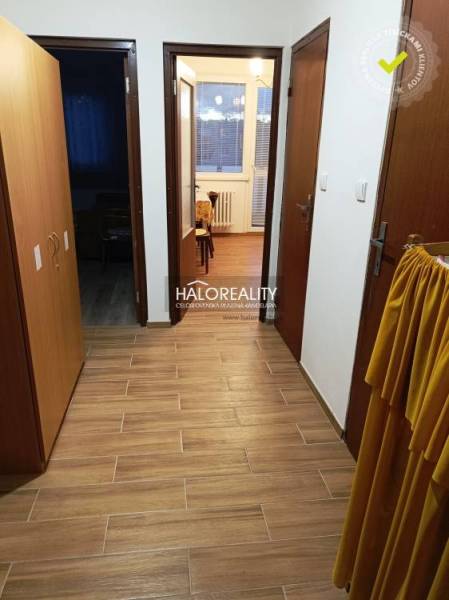 REZERVOVANÉ - Predaj, dvojizbový byt Spišské Vlachy ... - Chodba a 2-izbový byt s keramickou dlažbou, drevenými dverami a vstupom do miestností.