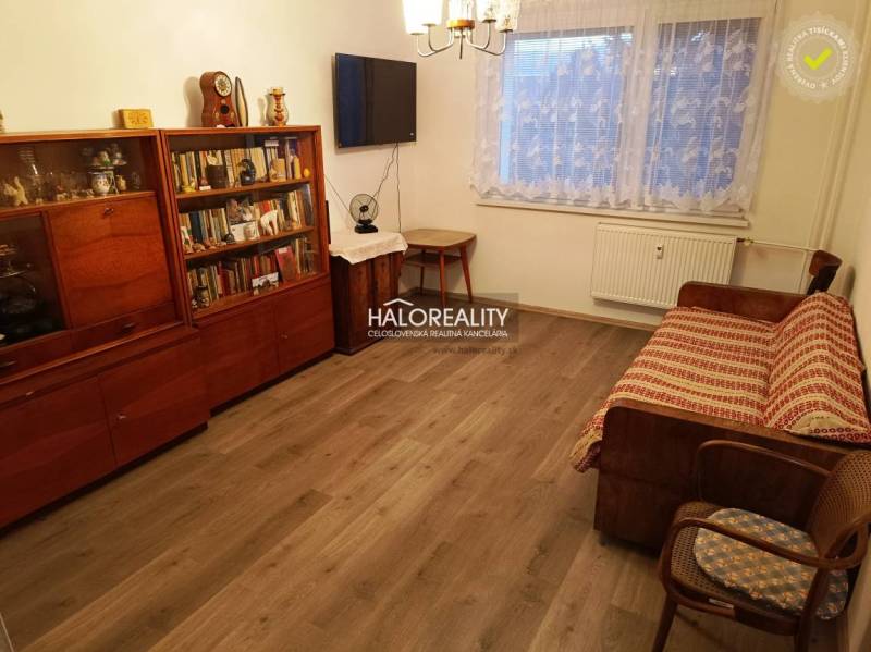REZERVOVANÉ - Predaj, dvojizbový byt Spišské Vlachy ... - Pekný obývací priestor so sedačkou a knižnicou v 2-izbovom byte, drevená podlaha.