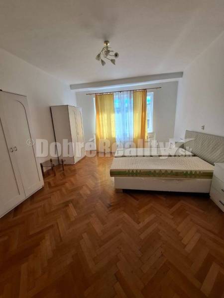 Prenájom velkometrážneho 3izb bytu - Svetlá izba so vstavanou skriňou a posteľou v 3-izbovom byte s parketami.