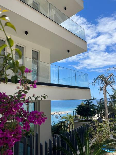  Albánsko, Sarandë – luxusné novostavby apartmánov v prvom rade - Rekreačný apartmán v Sarandë s výhľadom na more a kvetinovou dekoráciou.