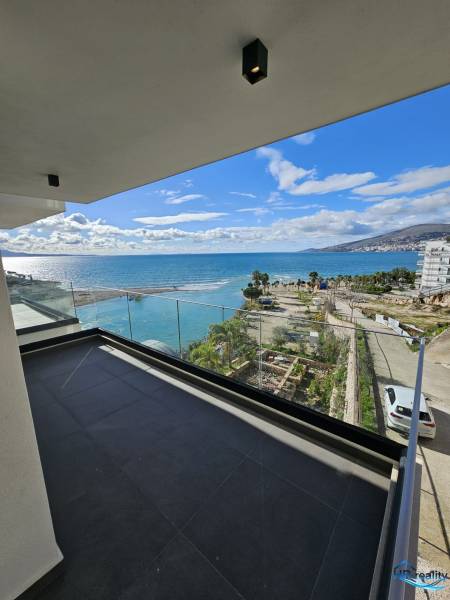  Albánsko, Sarandë – luxusné novostavby apartmánov v prvom rade - Výhľad z terasy rekreačného apartmánu v meste Sarandë na pobrežie a more.