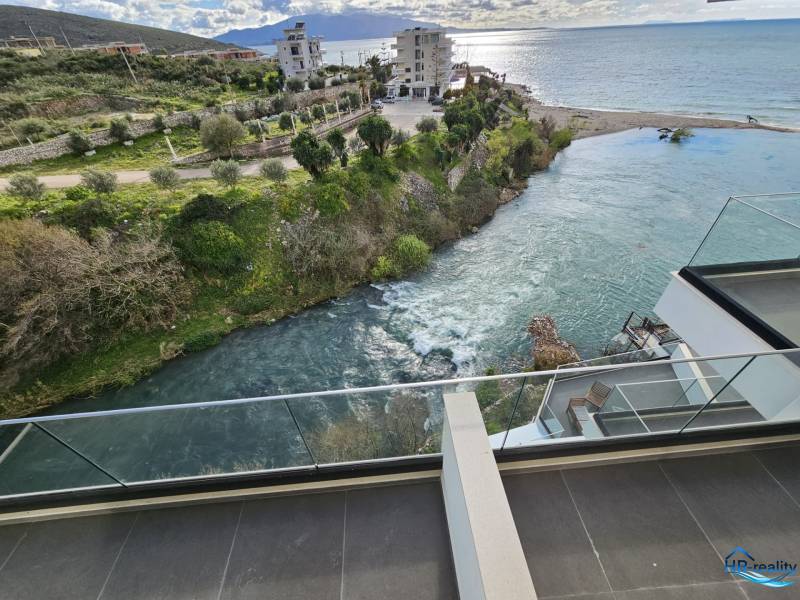  Albánsko, Sarandë – luxusné novostavby apartmánov v prvom rade - Výhľad z rekreačného apartmánu v Sarandë na pobrežie a blízke budovy.