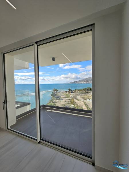 Albánsko, Sarandë – luxusné novostavby apartmánov v prvom rade - Výhľad z rekreačného apartmánu v Sarandë na pobrežie a modrú oblohu.