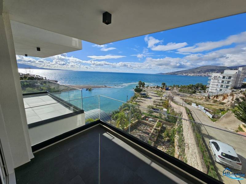  Albánsko, Sarandë – luxusné novostavby apartmánov v prvom rade - Balkón rekreačného apartmánu v Sarandë s výhľadom na more a pobrežnú krajinu.