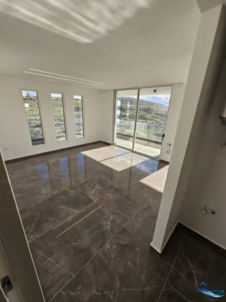  Albánsko, Sarandë – luxusné novostavby apartmánov v prvom rade - Priestranná obývacia izba s veľkými oknami a balkónom v Rekreačnom apartmáne.