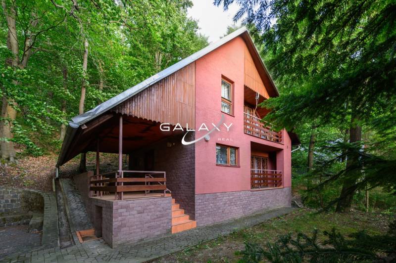 Exkluzívna chata pri Ružinej – výnimočná poloha s krásnym výhľadom - Chata v Ružinej obklopená zeleňou, s typickou architektúrou a drevenými detailami.