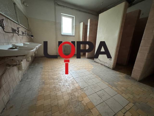 Administratívna budova,pozemky a prísl.v priemyselnej časti Nové Zámky - Interiér budovy s umývadlami a toaletami.
