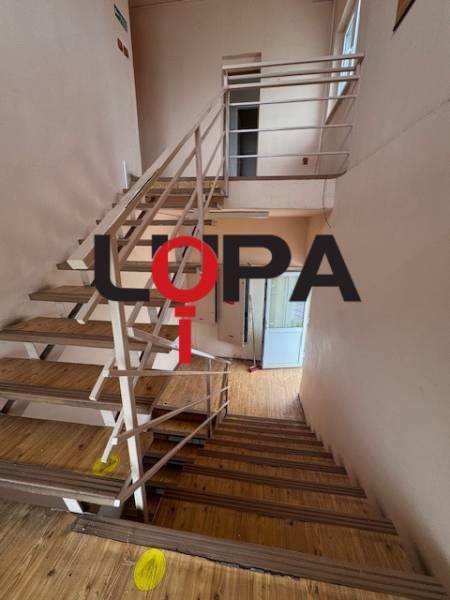 Administratívna budova,pozemky a prísl.v priemyselnej časti Nové Zámky - Schodisko v budove s drevenou podlahou a kovovým zábradlím.