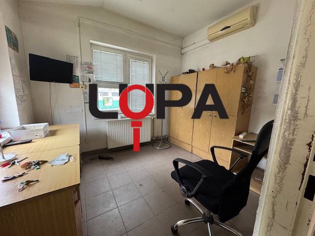 Administratívna budova,pozemky a prísl.v priemyselnej časti Nové Zámky - Kancelária s pracovným stolom a stoličkou, úložné skrine a televízor.