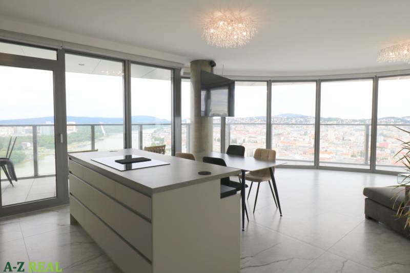Prenájom luxusného 3 izbového bytu v objekte EUROVEA TOWER - Kuchyňa s ostrovčekom, jedálenským stolom a panoramatickým výhľadom v 3-izbovom byte.