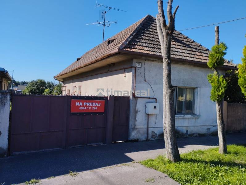 Starší dom neďaleko Slnečných jazier v obci Réca - Rodinný dom v Rece s klasickou šikmou strechou a jednoduchou fasádou na predaj.