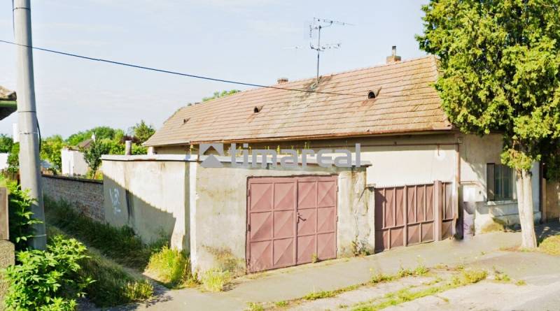 Starší dom neďaleko Slnečných jazier v obci Réca - Rodinný dom v Reci s garážou a staršou strechou.