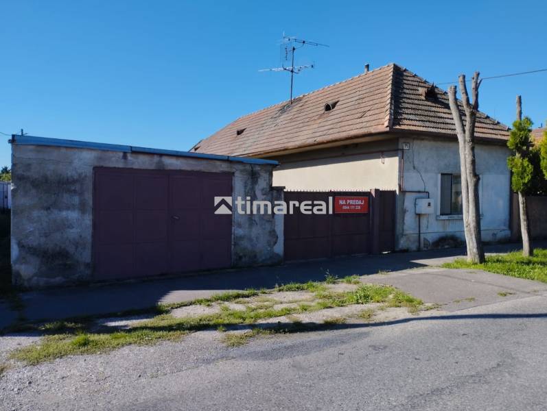 Starší dom neďaleko Slnečných jazier v obci Réca - Rodinný dom v meste Reca s garážou a spevnenou prístupovou cestou.