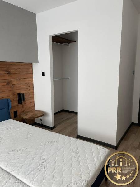 Na predaj krásny komplet prerobený, moderne zariadený 3-izb. byt v BnB - Interiér spálne s posteľou a vstavaným šatníkom v 3-izbovom byte.